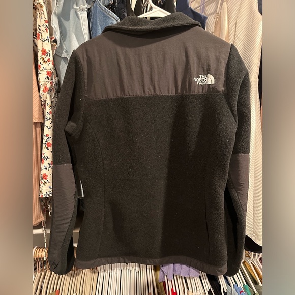 Women’s north face jacket Small GUC - Picture 2 of 3